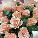 Букет из розовых роз с эвкалиптом #30