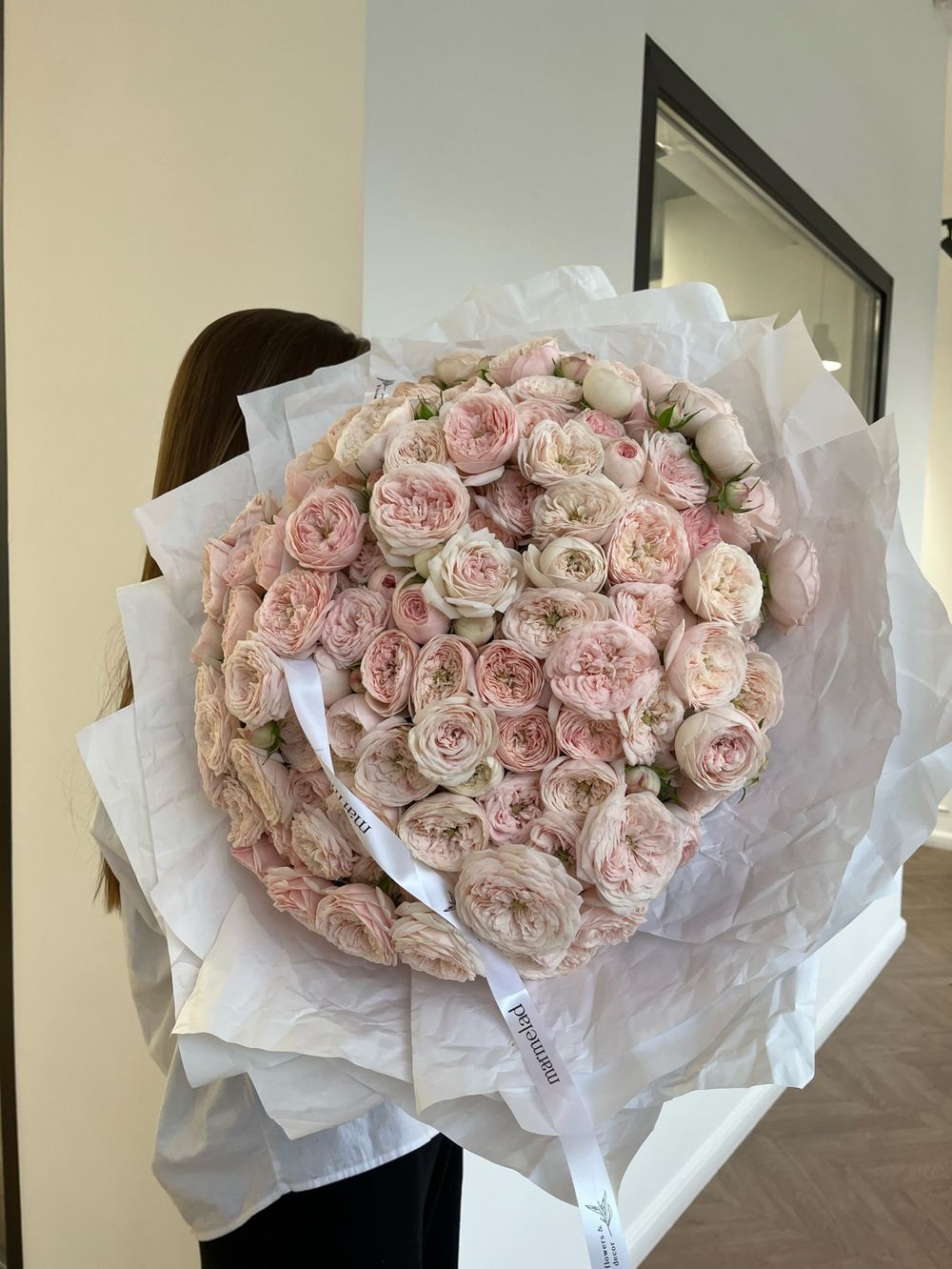 Гранд букет из нежной кустовой розы