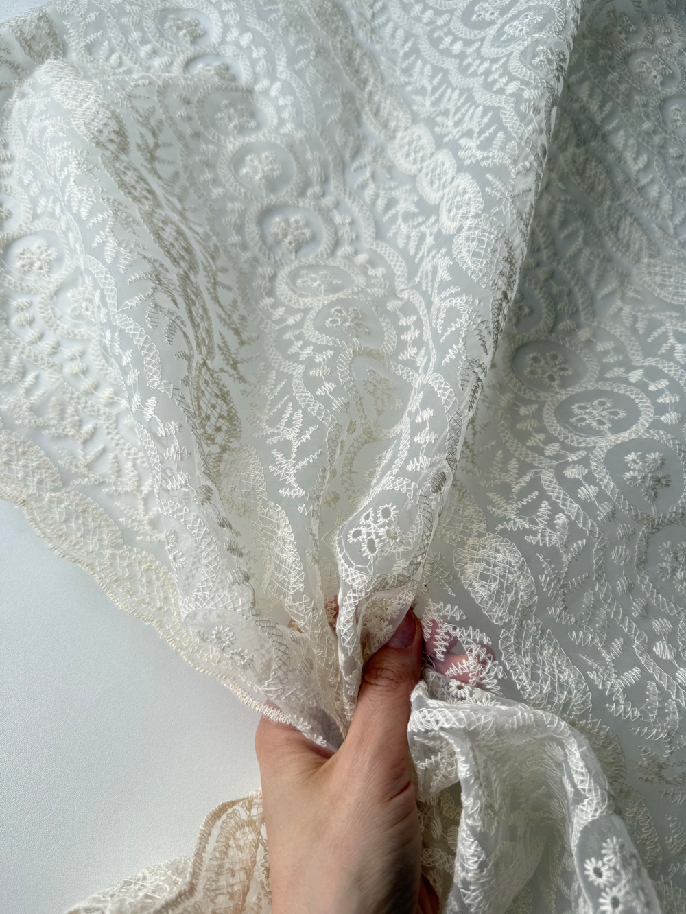 Вышивка Гармония на плотной сетке