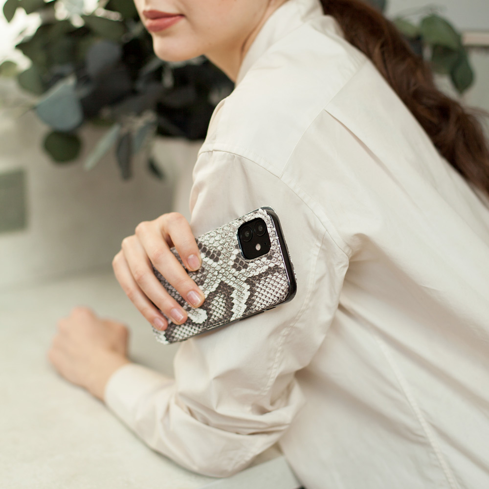 Чехол для iPhone 12/12Pro из кожи питона серого цвета