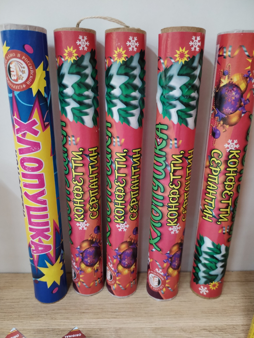 Большой набор салютов, пиротехники на новый год. Петарды 3уп,

 большие бенгальские огни 40см-16штш, хлопушки 12шт, цветной дым 1шт. римские свечи 3шт, фантаны 5шт, салют на 19 залпов, бенгальские огни 54шт,