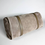 Женская замшевая сумка-бочонок бежевого цвета