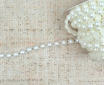 Тесьма жемчуг полубусина на нитке, d 10 мм, молочный