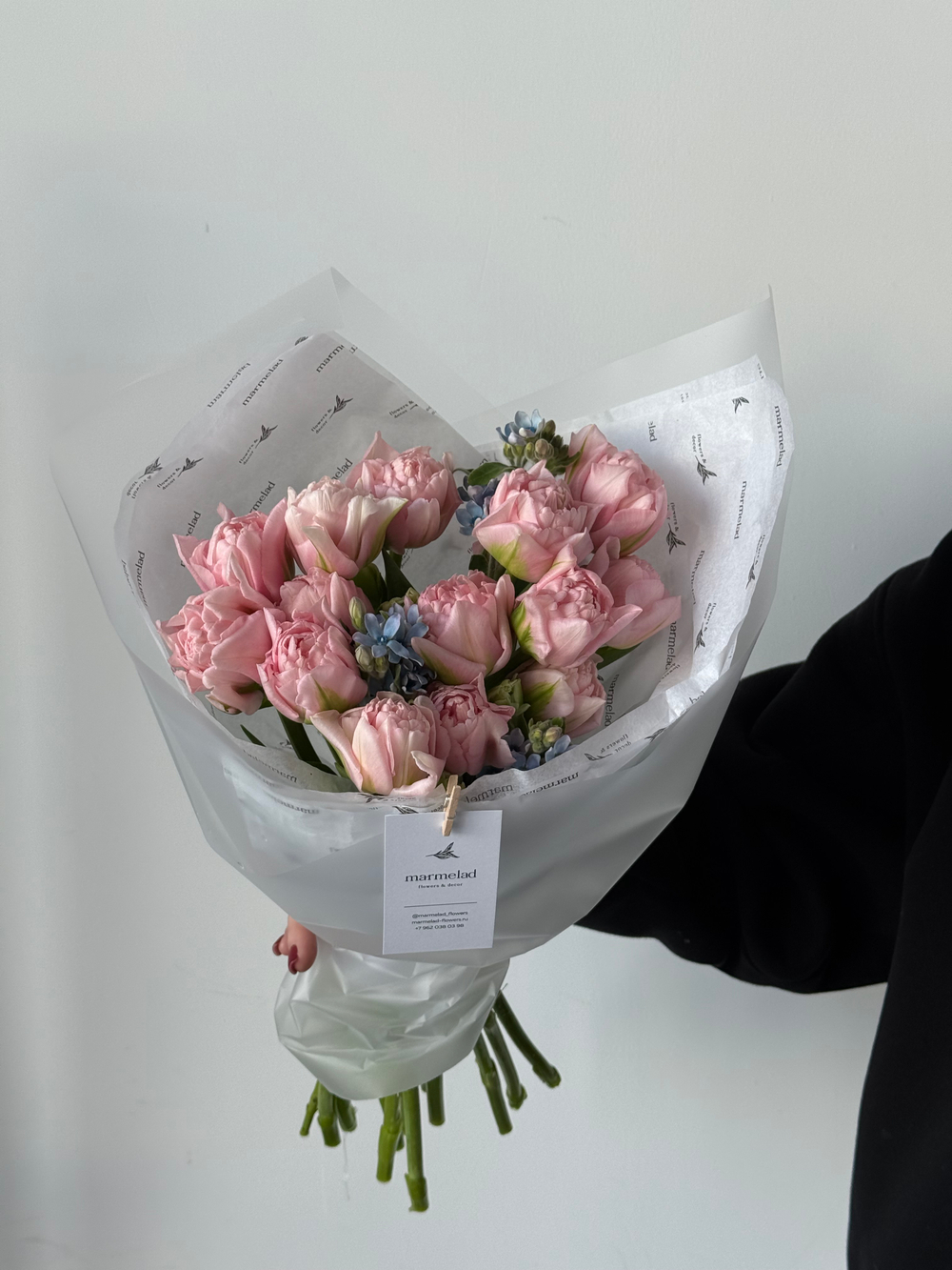 Букет из 15 розовых пионовидных тюльпанов и голубого оксипеталума
