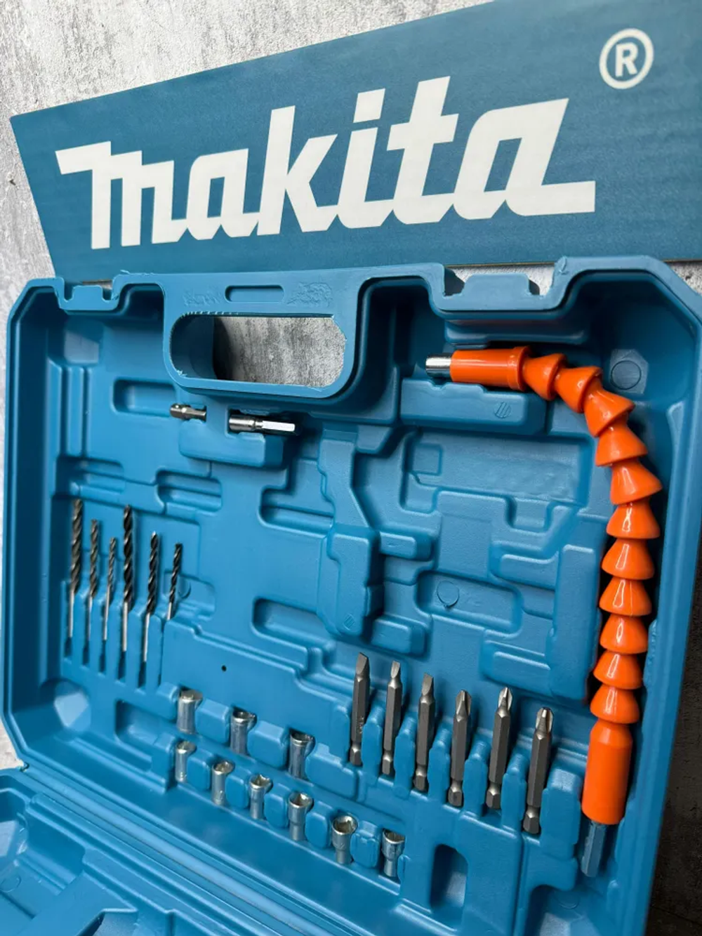 Makita шуруповёрт ударный бесщёточный с набором свёрл и бит в кейсе, 2 АКБ, 24V, 6.0 Ач 80 Нм