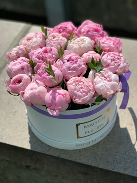 15 розовых пионов в коробке