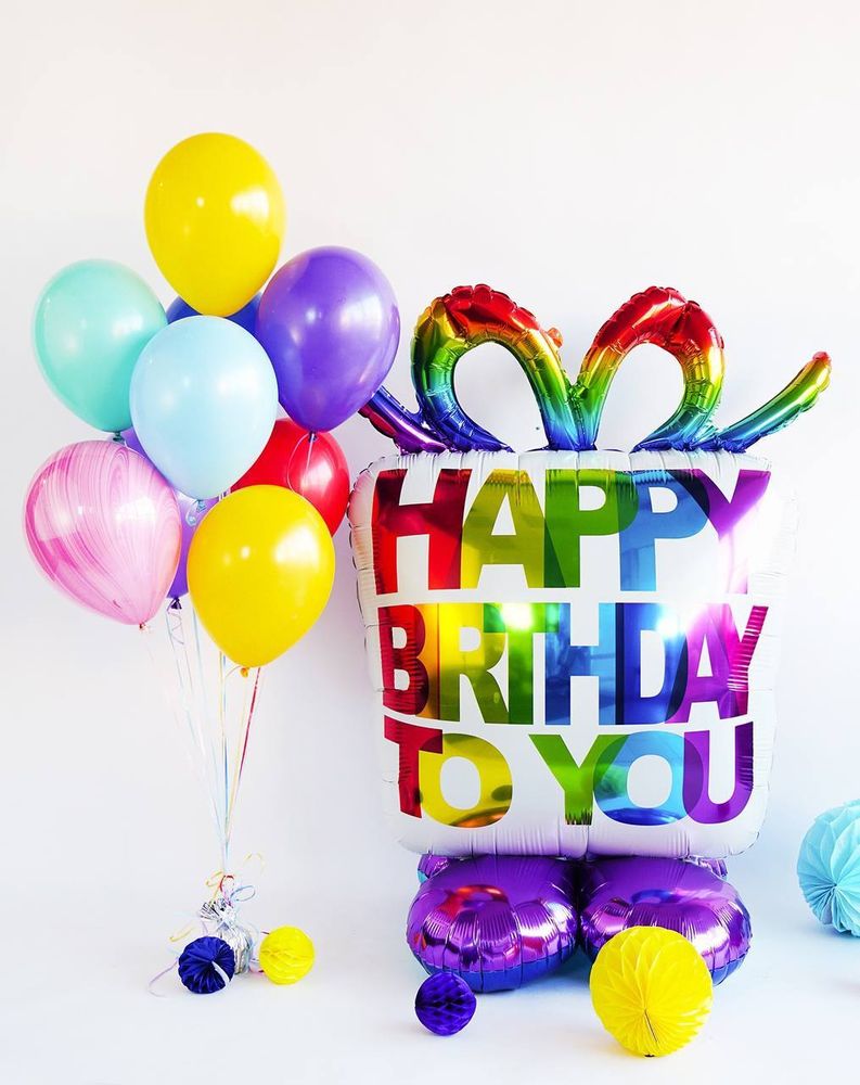 Яркие шарики с гелием на День Рождения и большой фольгированный торт