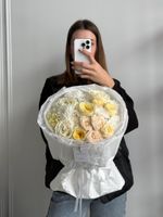 Букет из кустовых пионовидных роз, хризантемы, диантусов и одноголовых роз