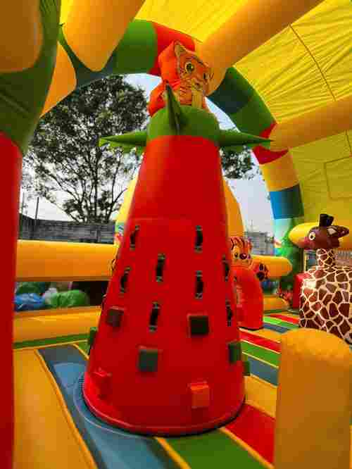 Коммерческий надувной батут «Страна Сафария» с крышей, 13*8*6 м