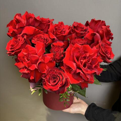 Цветы в шляпной коробке "Сердце" (французская роза, роза Эквадор Премиум)