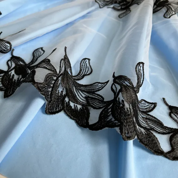 Вышивка на сетке молочная/черная 32 см