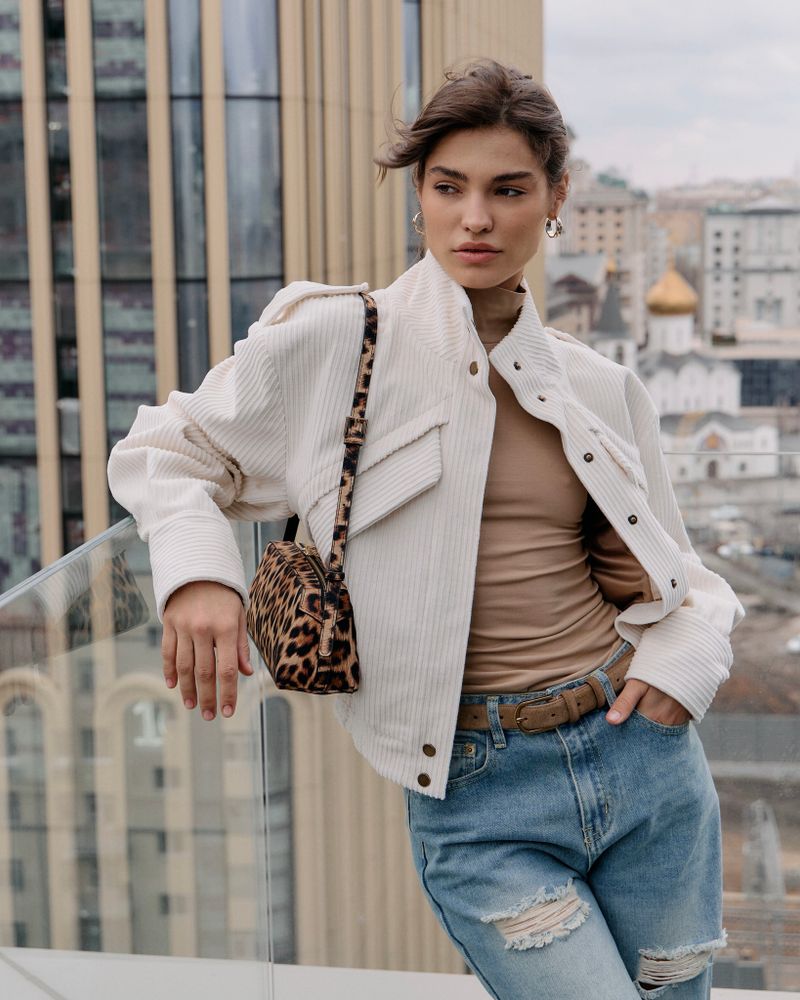 Бомбер из вельвета молочный