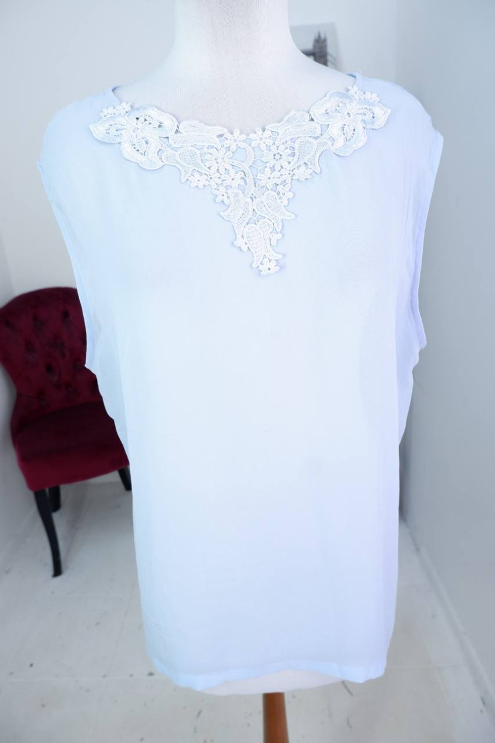 Блузка с декором на вороте, визуально 52 размер