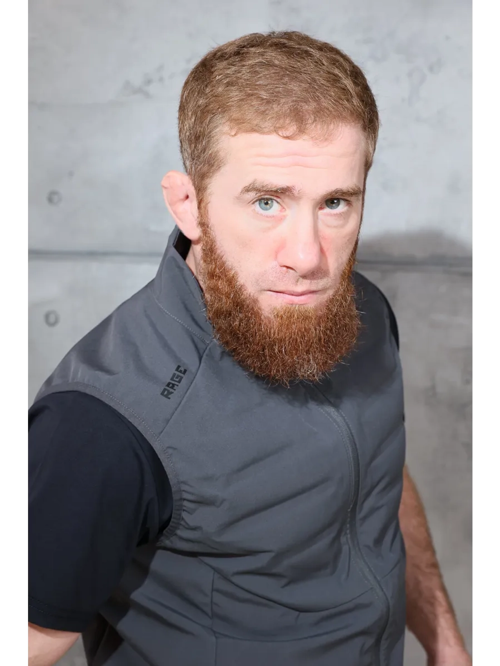 Тонкий спортивный жилет на молнии