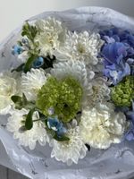 Букет из гортензии, хризантемы, вибурнума и оксипеталума