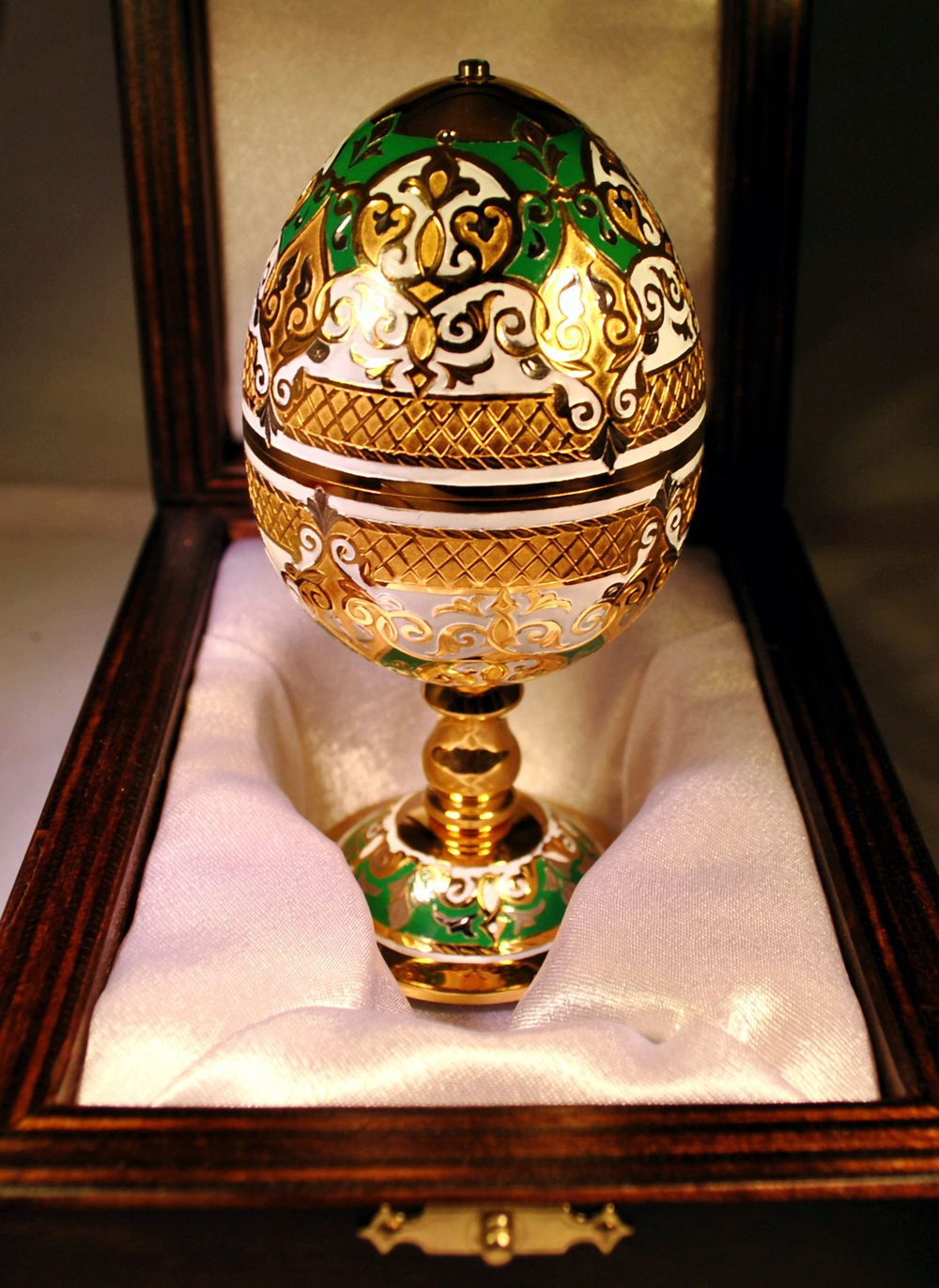 Сувенир "Яйцо-рюмки"