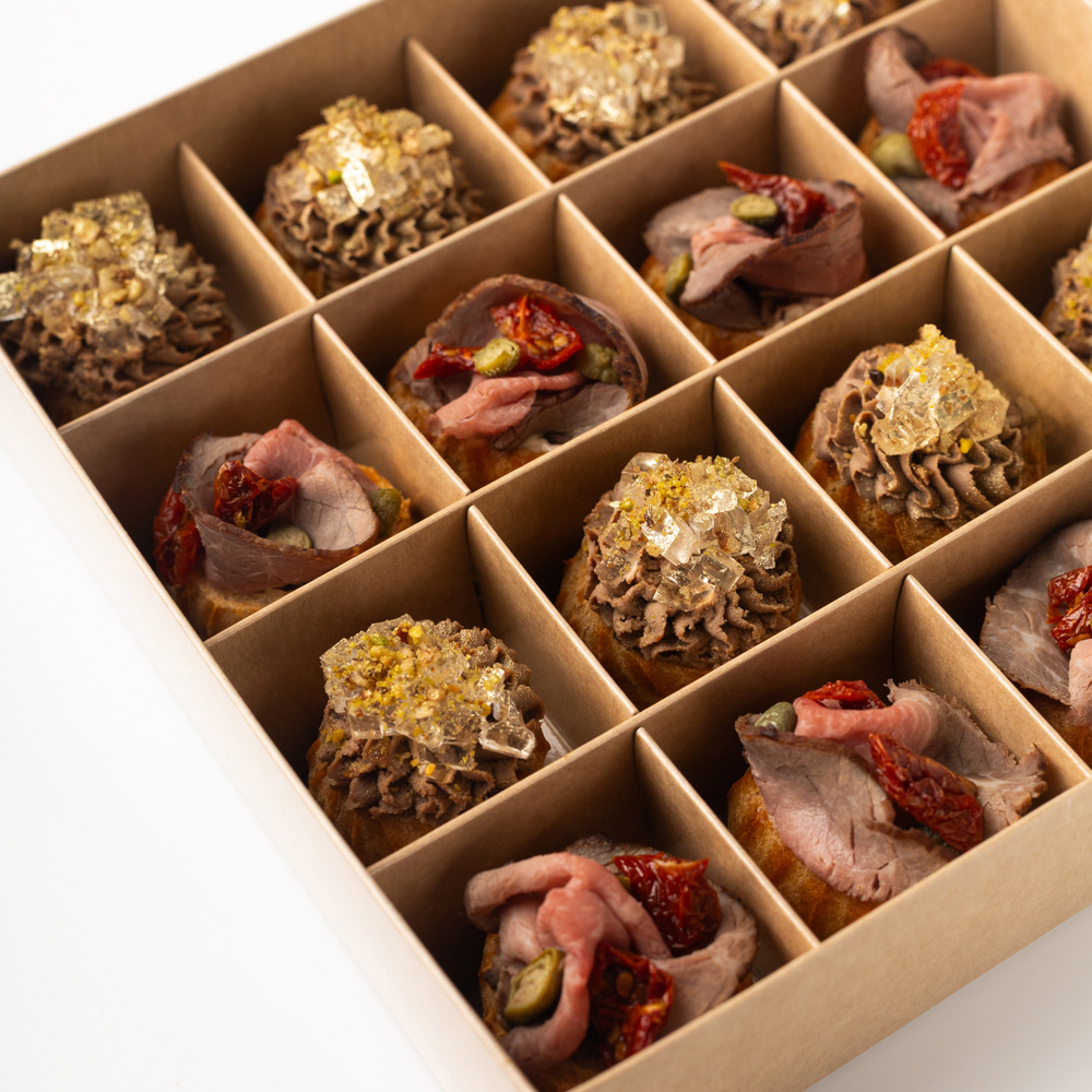 Бокс профитролей с ростбифом и паштетом из печени цыпленка