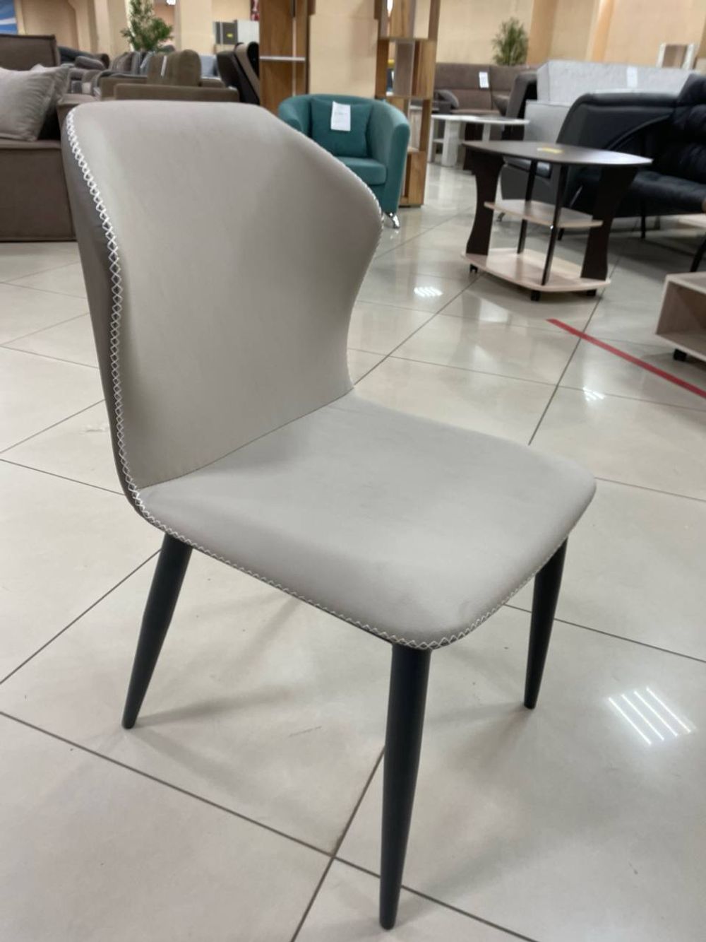 Стул с металлическим каркасом обитые