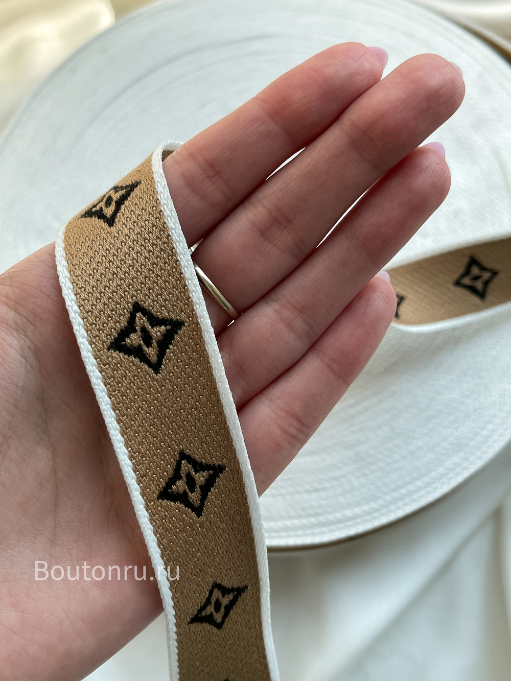 Тесьма ЛВ. узкая песочная жаккард