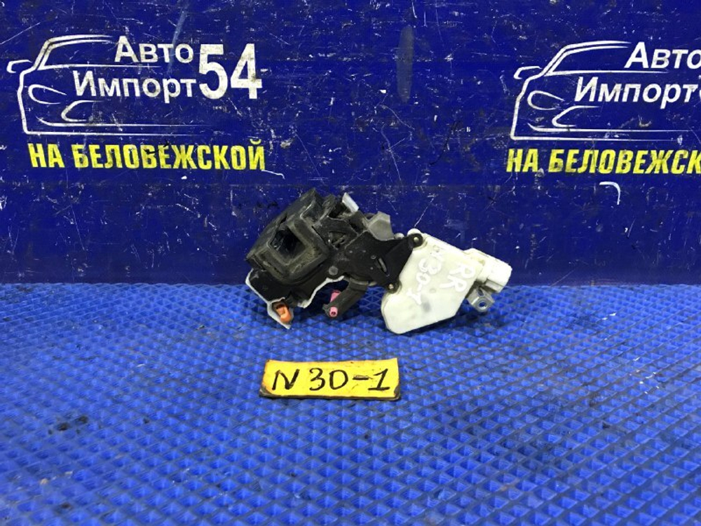 Замок двери задней правой NISSAN R’NESSA 1999