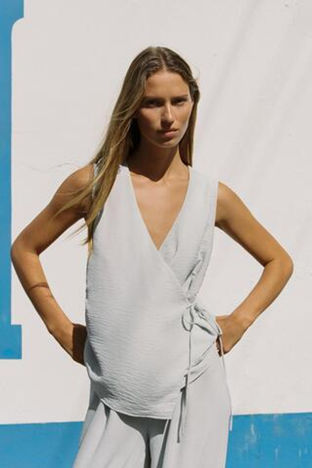 ZARA СТРУЯЩИЙСЯ ТОП НА ЗАПÁХЕ, СЕРЫЙ