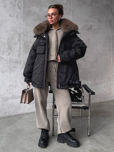 Черная парка на пуху с меховым воротником шоколадного цвета