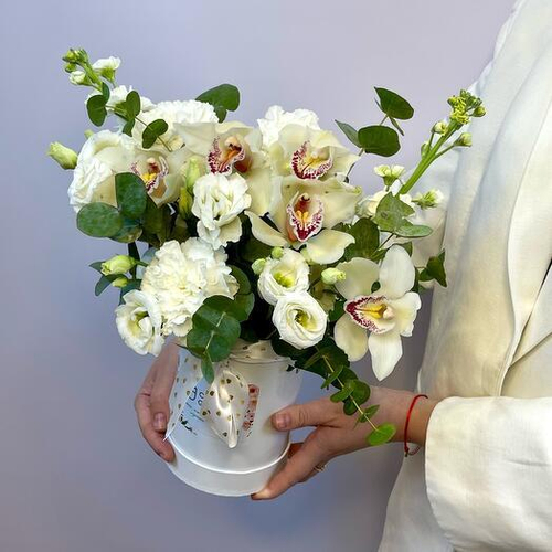 Сборная авторская композиция с Орхидеей Цимбидиум и лизиантусами в шляпной коробке. Цветы в коробке 007 Chalet Green