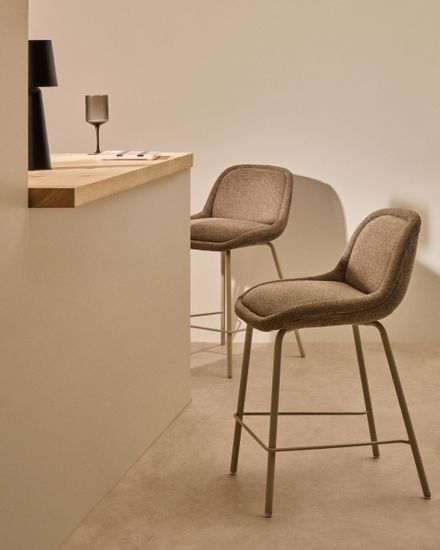 Полубарный стул Aimin из светло-коричневой синели с бежевыми стальными ножками