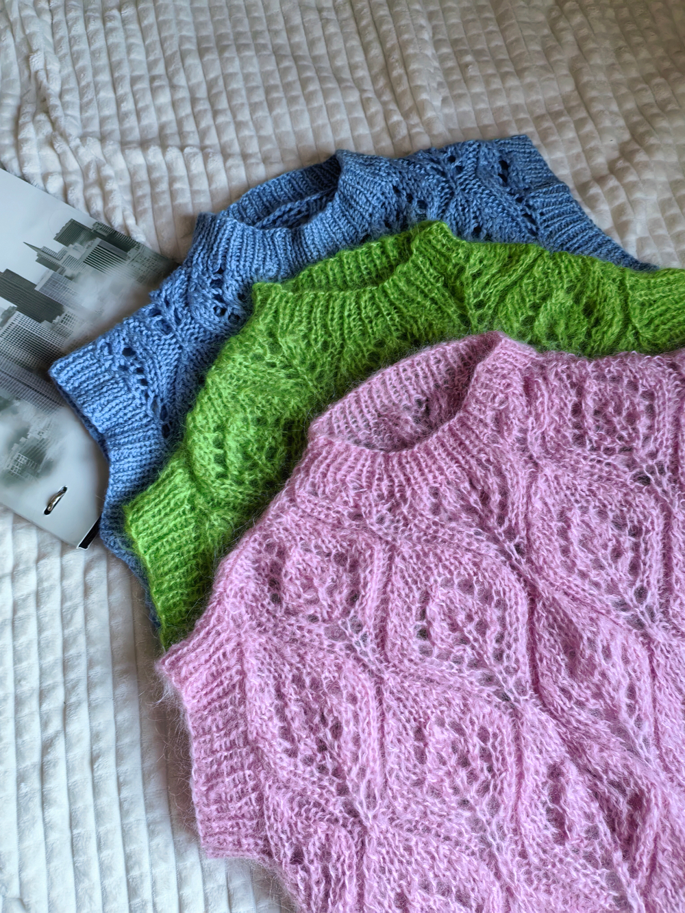 Безрукавка ажурная ручной работы "Тюльпаны"