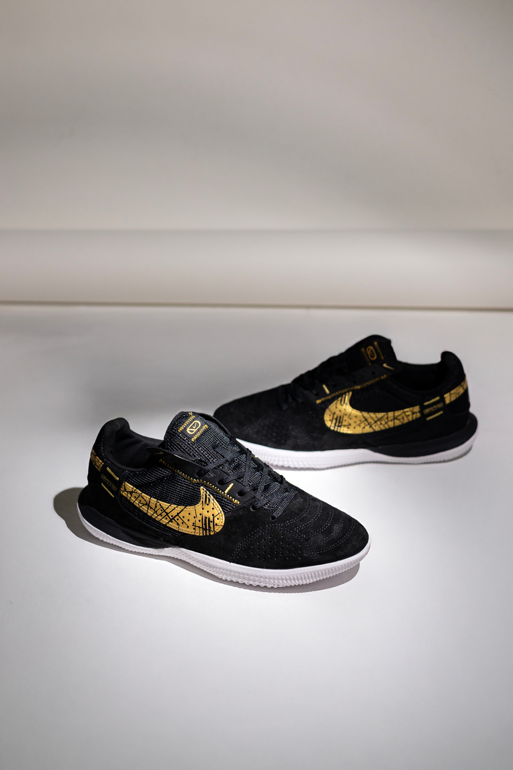 IN / Nike Streetgato / Dark Grey Metallic