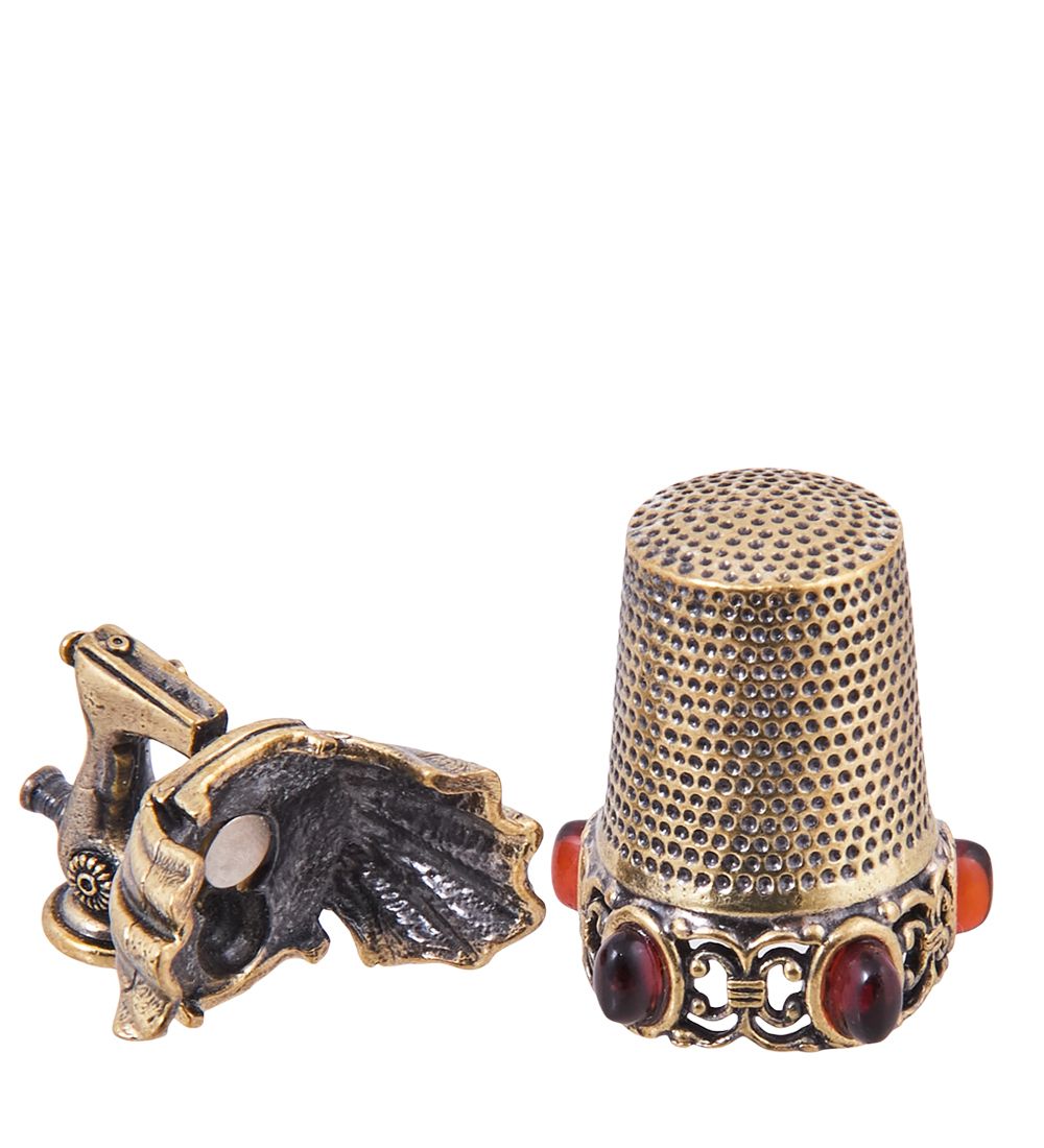 AM-3867 Наперсток «Швейная машинка с гипюром» (латунь, янтарь)