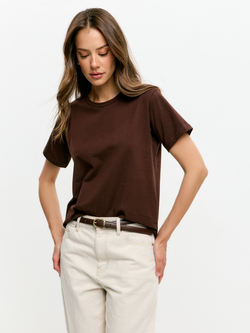 Классическая базовая футболка полуприлегающего силуэта