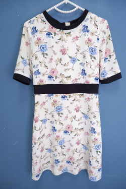 Платье Benetton  с цветами 40-42 размер