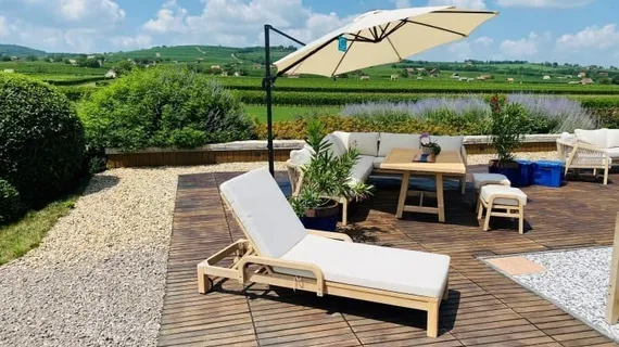 Шезлонг Rimini из массива акации с бежевым матрасом