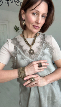 Колье круглый кулон "лабиринт" с медовыми кристаллами на многорядной цепочке, оттенок золото антик