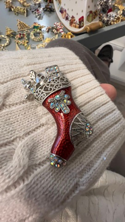 Новогодняя брошь носок с подарками