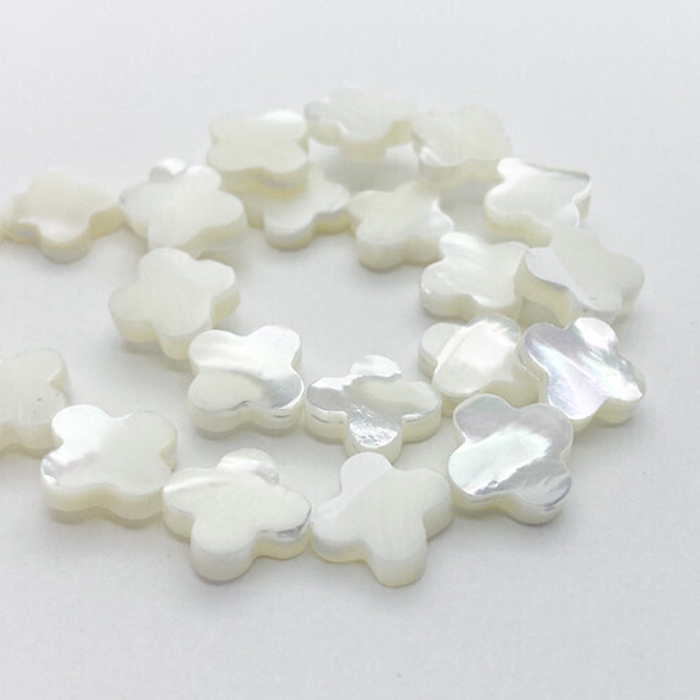 Перламутр Клевер, размер около 11,8 мм, цена за 8 шт (1/4 нити)