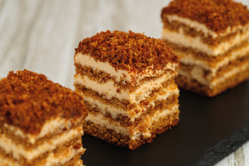 Пирожное Медовик