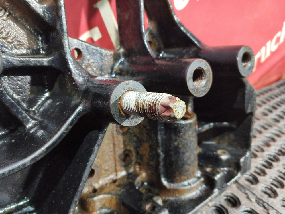 Кронштейн буксировочный левый