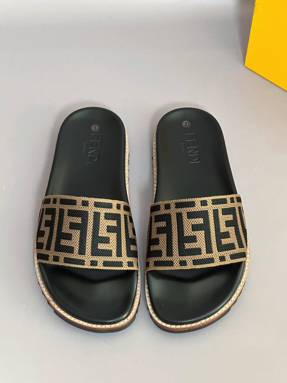 Шлепанцы Fendi