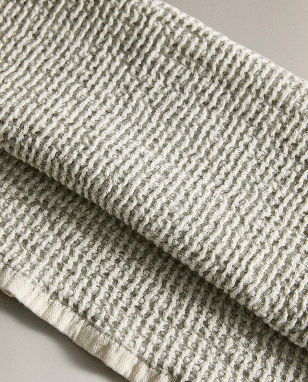 Zara Home - Банное полотенце с тонкой вафельной текстурой, зеленый, 90х150 см