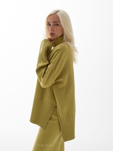 Салатовый трикотажный костюм с широкими резинками