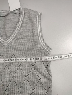 Безрукавка светлая на 10 лет