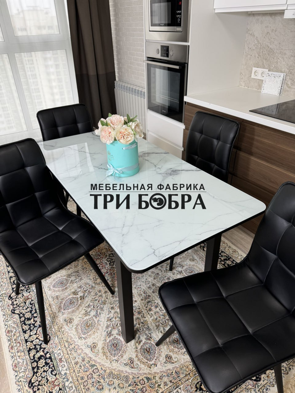 Стеклянный раздвижной стол "Итальянский мрамор" и стулья "ГУЧИ" черный