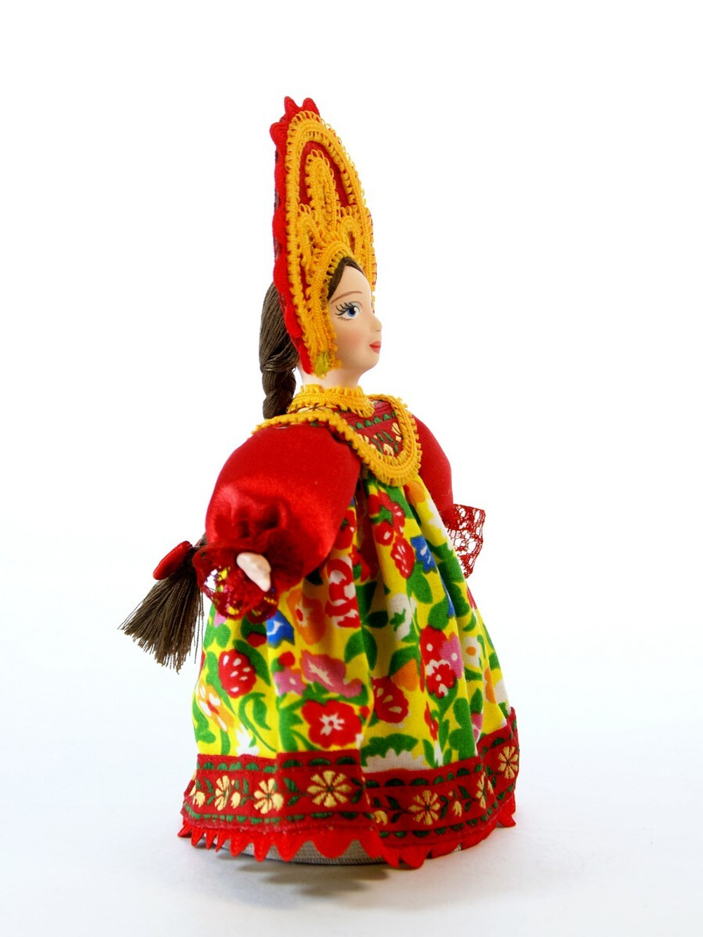 Кукла коллекционная в девичьем праздничном костюме.