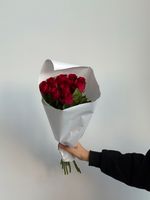 Охапка одноголовых роз в красном оттенке 10 шт