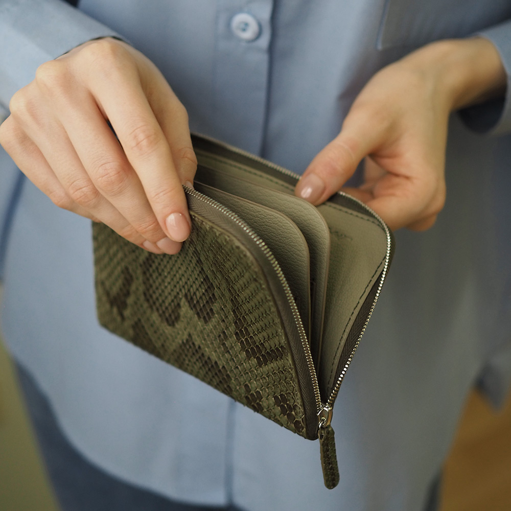 Кошелек из кожи питона, зеленого цвета