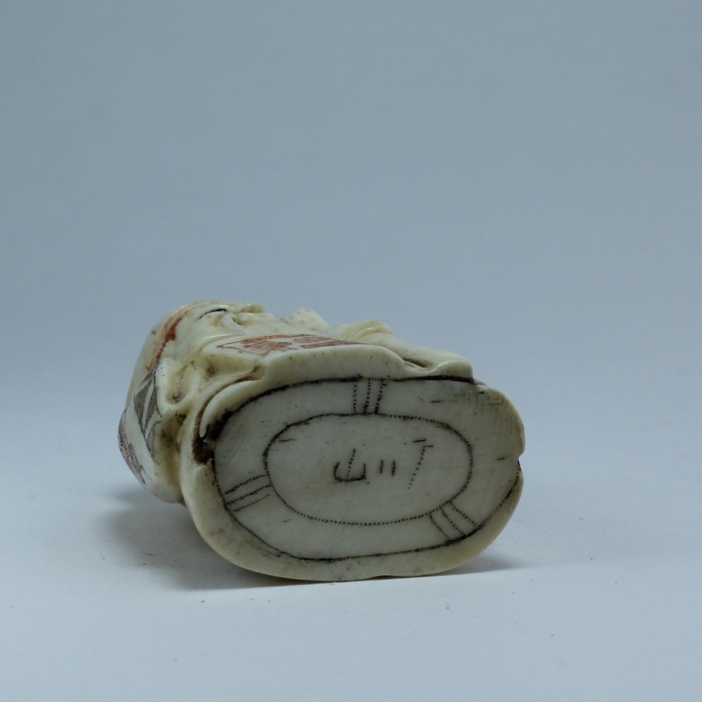 Нэцкэ Дзюродзин с волшебным посохом и иероглифом счастье