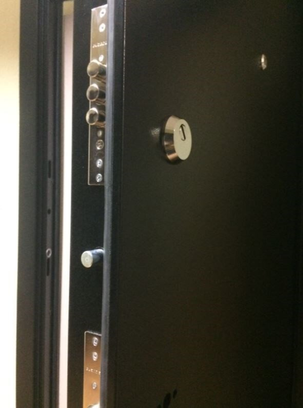 Входная металлическая дверь Лабиринт Classic (Классик) шагрень черная 25 бетон светлый, черный молдинг