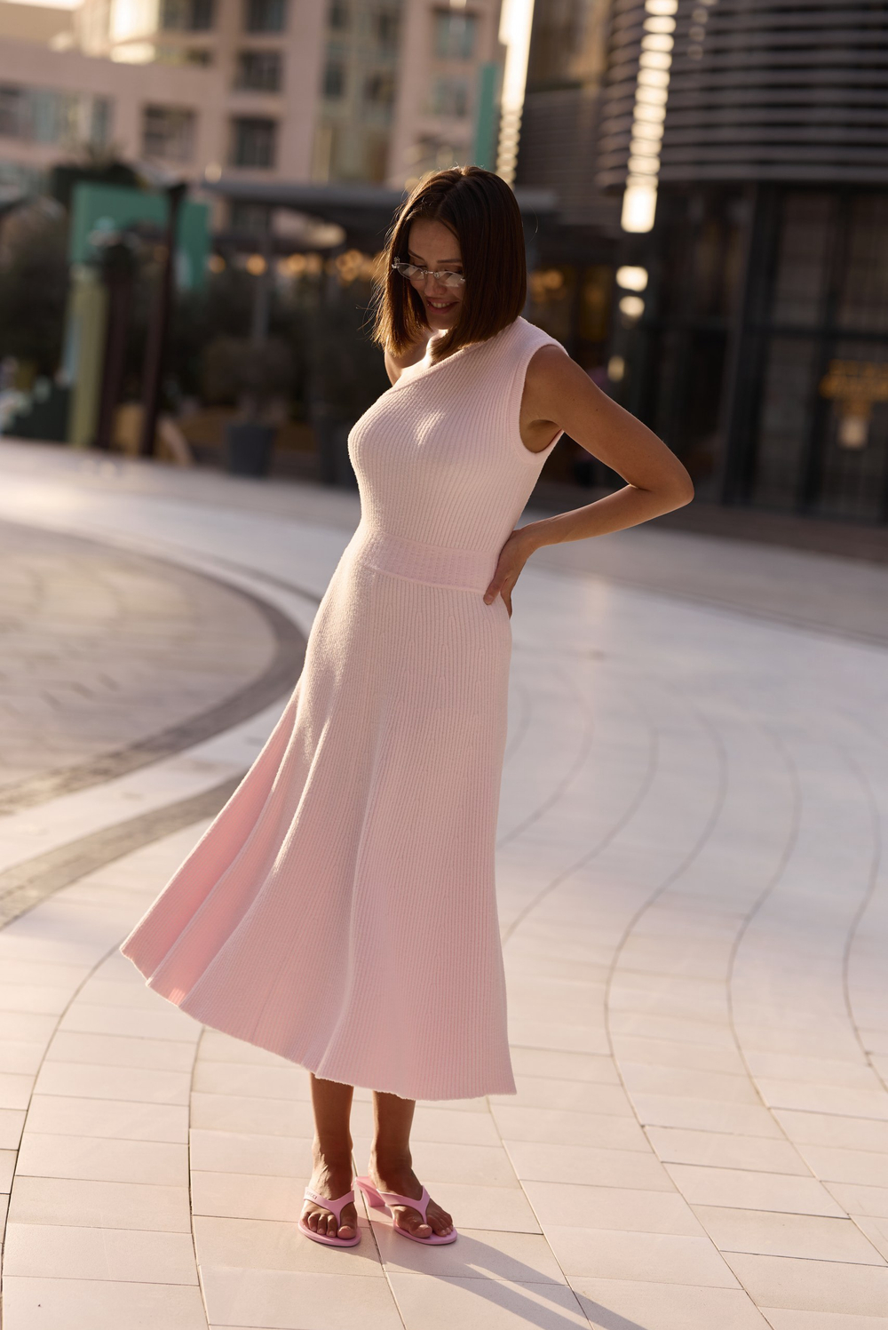 платье миди в нежно розовом цвете
